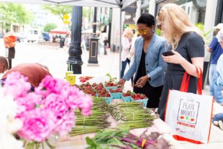 Your friendly neighborhood farmers market is back at Pearl and Gay tomorrow! Stop by @marketsatpearl tomorrow (6/3) from 10:30 am - 2 pm to pick up a few things for your fridge or pantry. 

Pearl Market
Tuesdays & Fridays through October
10:30 am - 2 pm 
Gay Street 
Link in bio