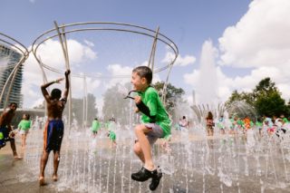What better way to beat the heat this week than with a walk through the @SciotoMile fountain? This signature splash pad is fun as it is, but starting tomorrow (6/15) there will be extra activities for kids of all ages to enjoy every Wednesday from 12 pm – 2 pm through August 10. #614Day